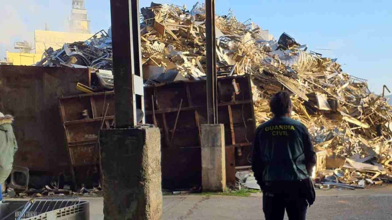 Golpe a una gran trama de fraude en Navarra: usaban nombres de vecinos para blanquear un millón de euros en chatarra