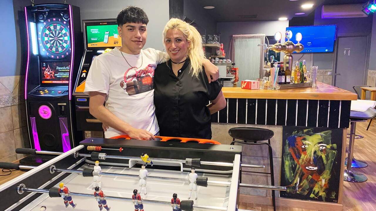 El bar de Pamplona donde regresan con fuerza el futbolín, los dardos y las cazuelicas caseras