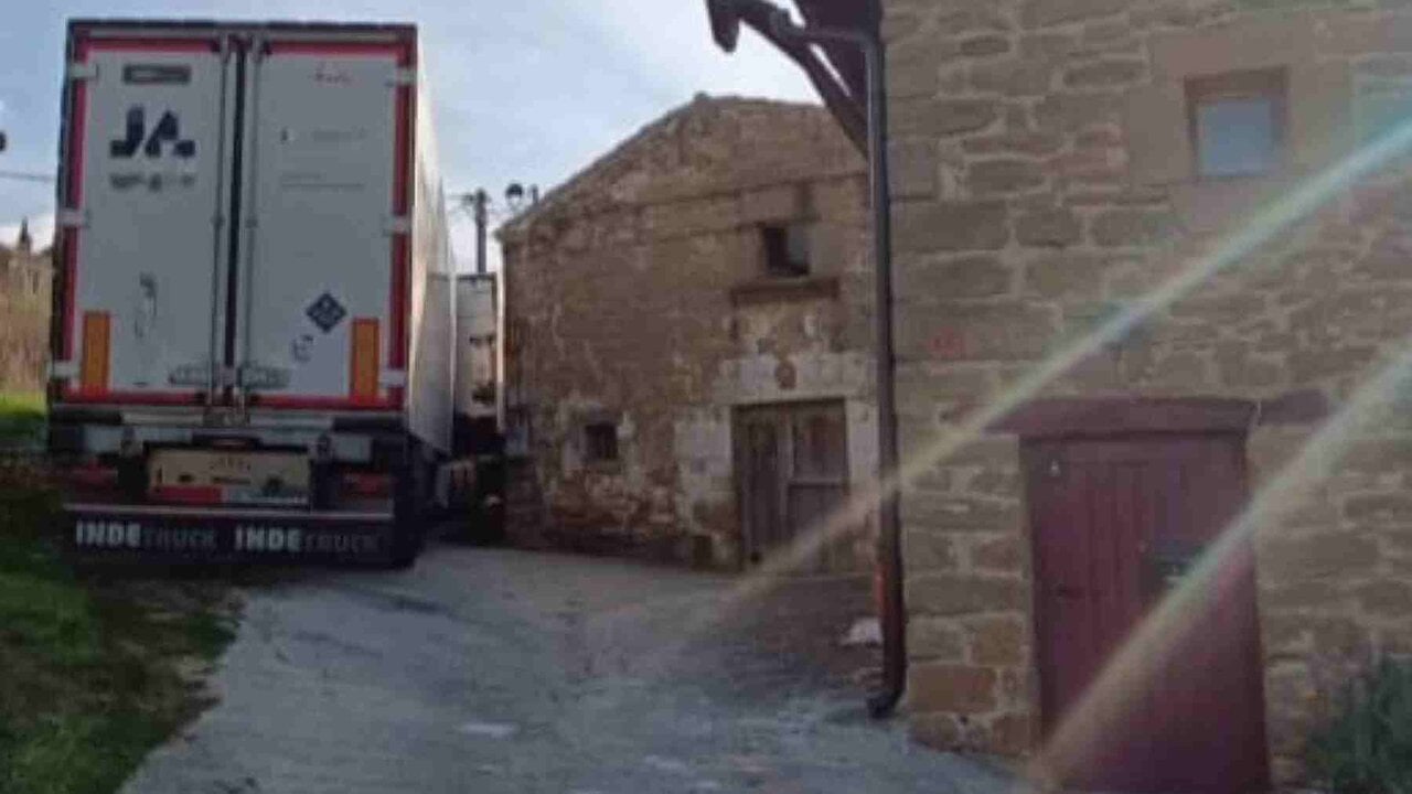Un error de ruta deja bloqueado un camión con 25 toneladas de patatas en un pueblo de Navarra