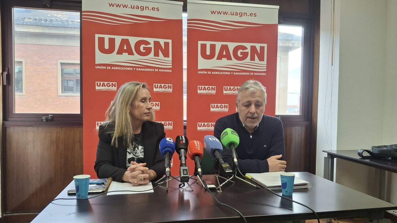 Los agricultores navarros acusan a las empresas lácteas de hundir al sector con una bajada pactada del precio de la leche