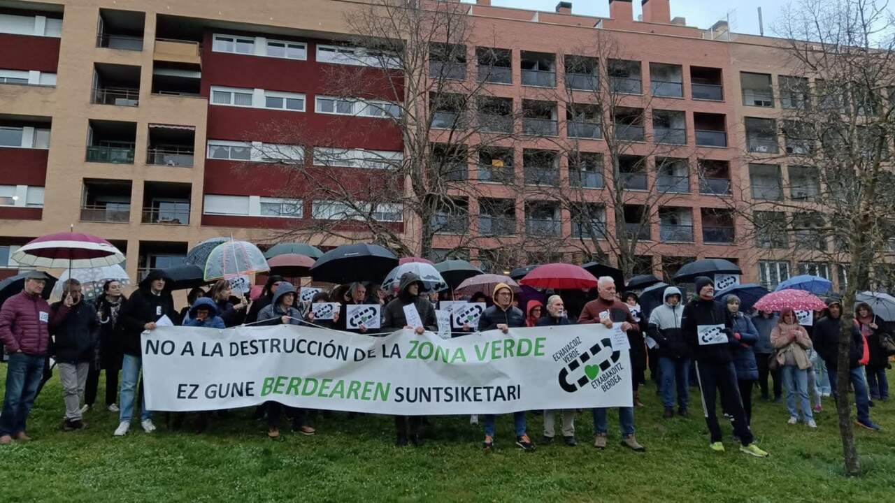 El barrio que mantiene su pulso contra Asiron: la lluvia no frena la protesta por la eliminación de una gran zona verde