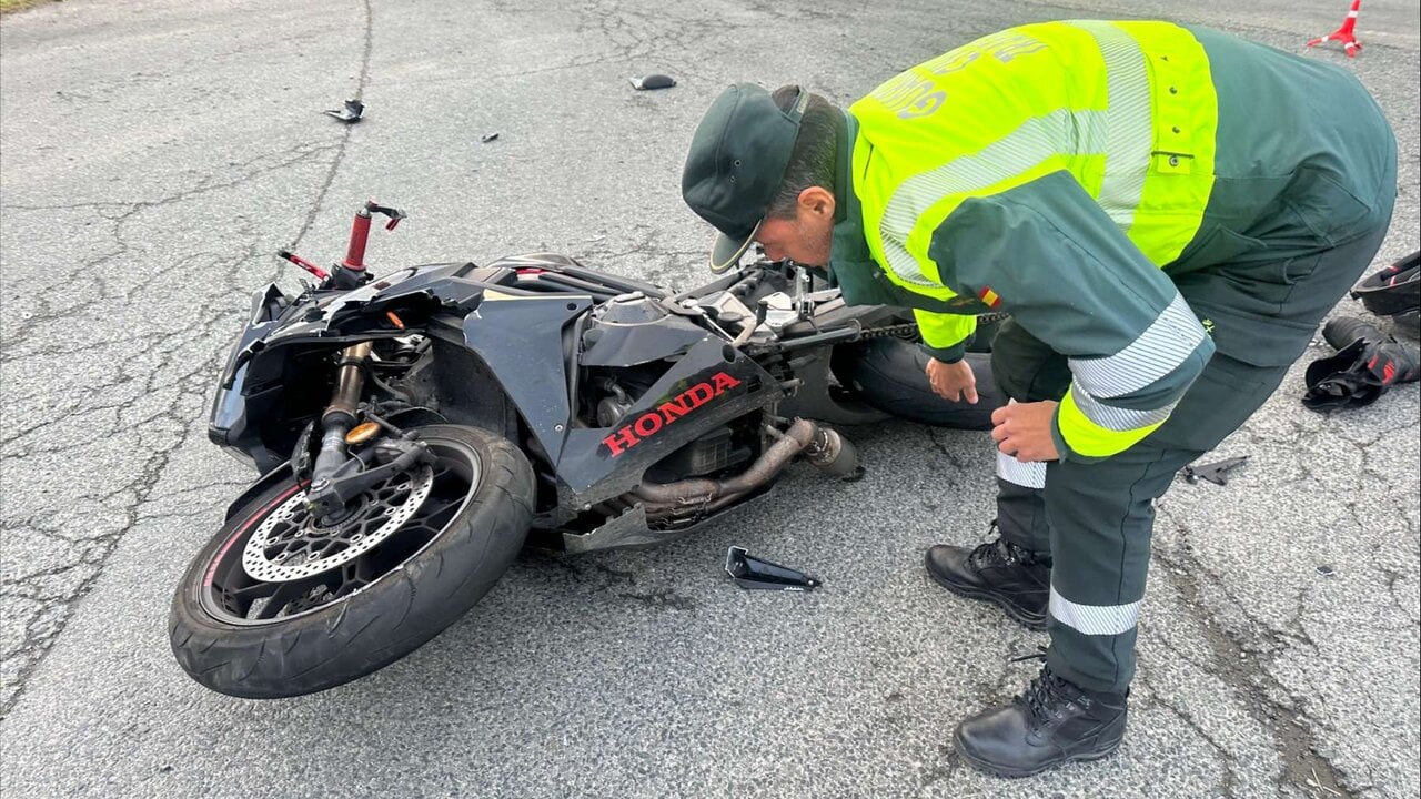 Un joven de 23 años, herido grave tras chocar su moto con un tractor en una carretera de Iraizoz