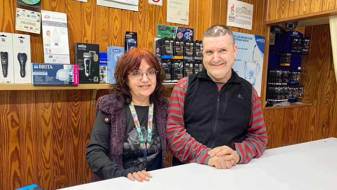 Los hermanos de Pamplona que arreglan en su tienda lo que muchos tiran: “Hay gente buena y aguantas por eso”