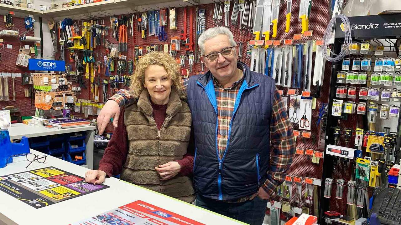 Beatriz y Koldo, en la ferretería de Pamplona que resiste tras 54 años: “Menos comida, vendemos de todo”