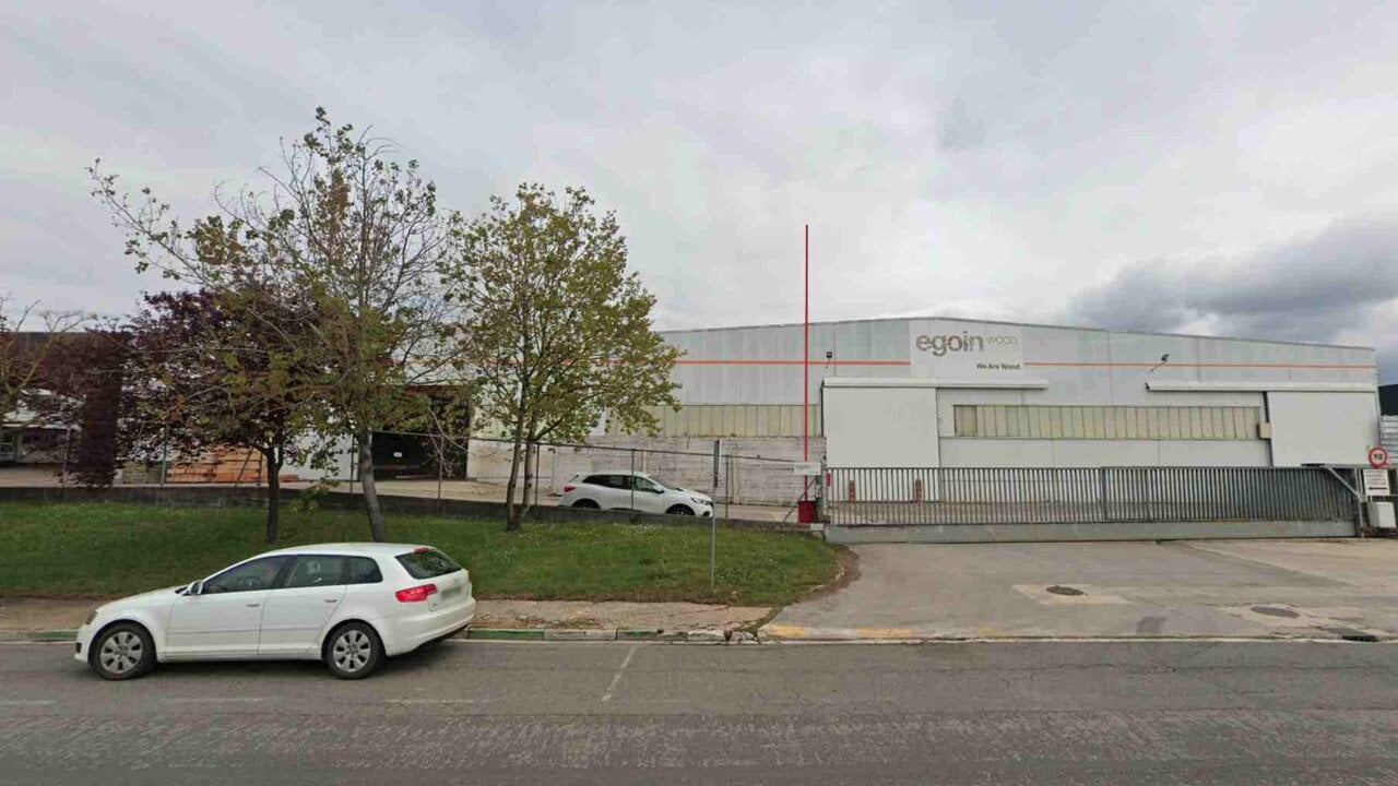 Muere un transportista navarro de 39 años en Legutio al caerle encima la carga del camión