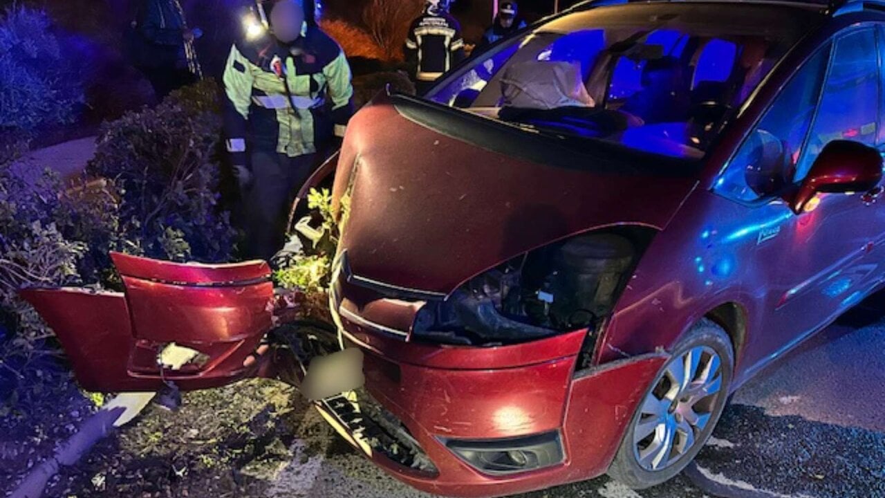 Una conductora de 20 años se estrella contra una farola en Tudela tras dar un volantazo