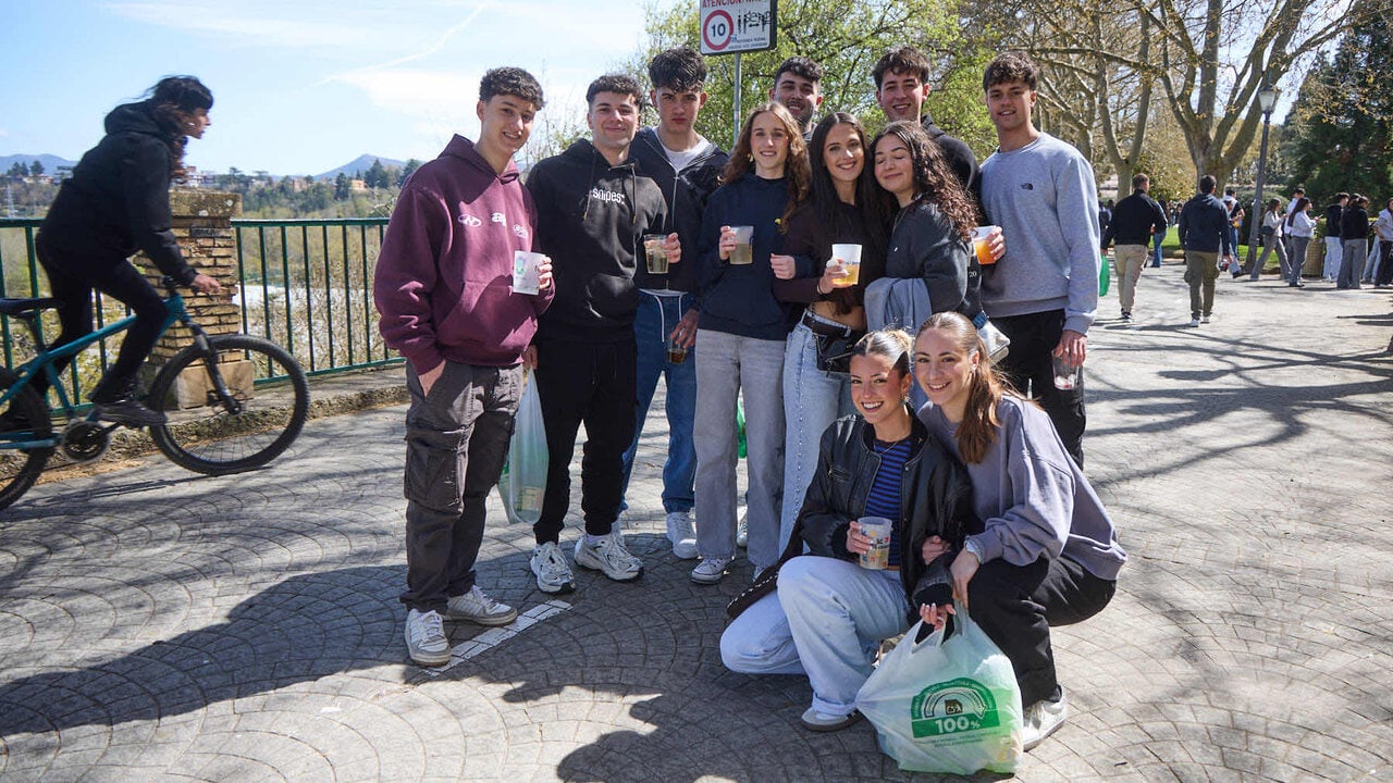 Almuerzo, botell&oacute;n y fiesta previa a la Carpa Universitaria de Primavera 2026 de los estudiantes de la Universidad P&uacute;blica de Navarra en el parque de la Medialuna de Pamplona. I&Ntilde;IGO ALZUGARAY