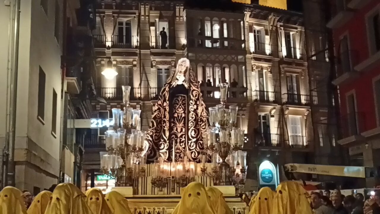 La Virgen de la Dolorosa, durante su traslado, en la plaza del Ayuntamiento de Pamplona