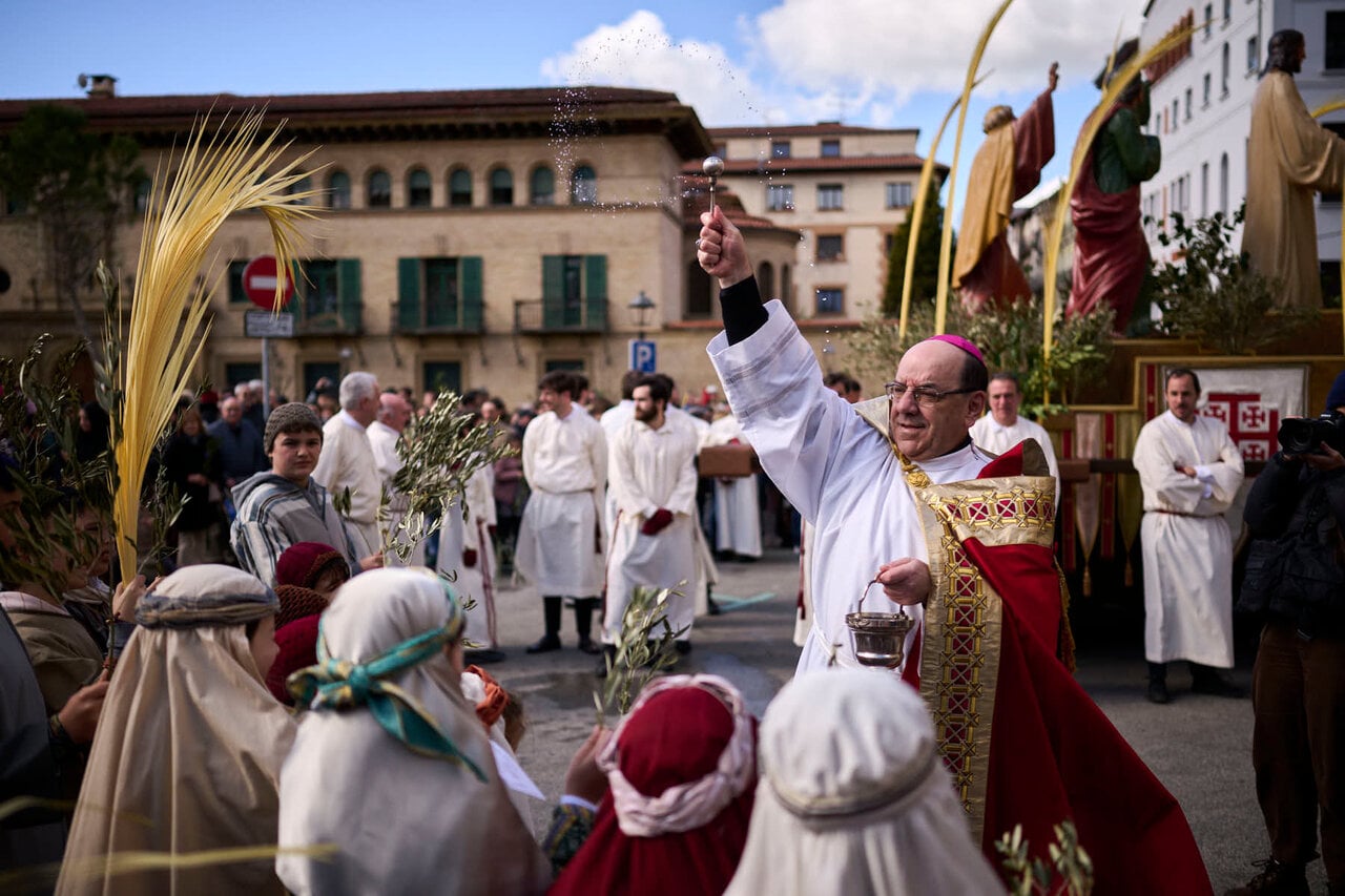 Procesi&oacute;n y bendici&oacute;n de ramos y palmas durante el Domingo de Ramos 2026. PABLO LASAOSA