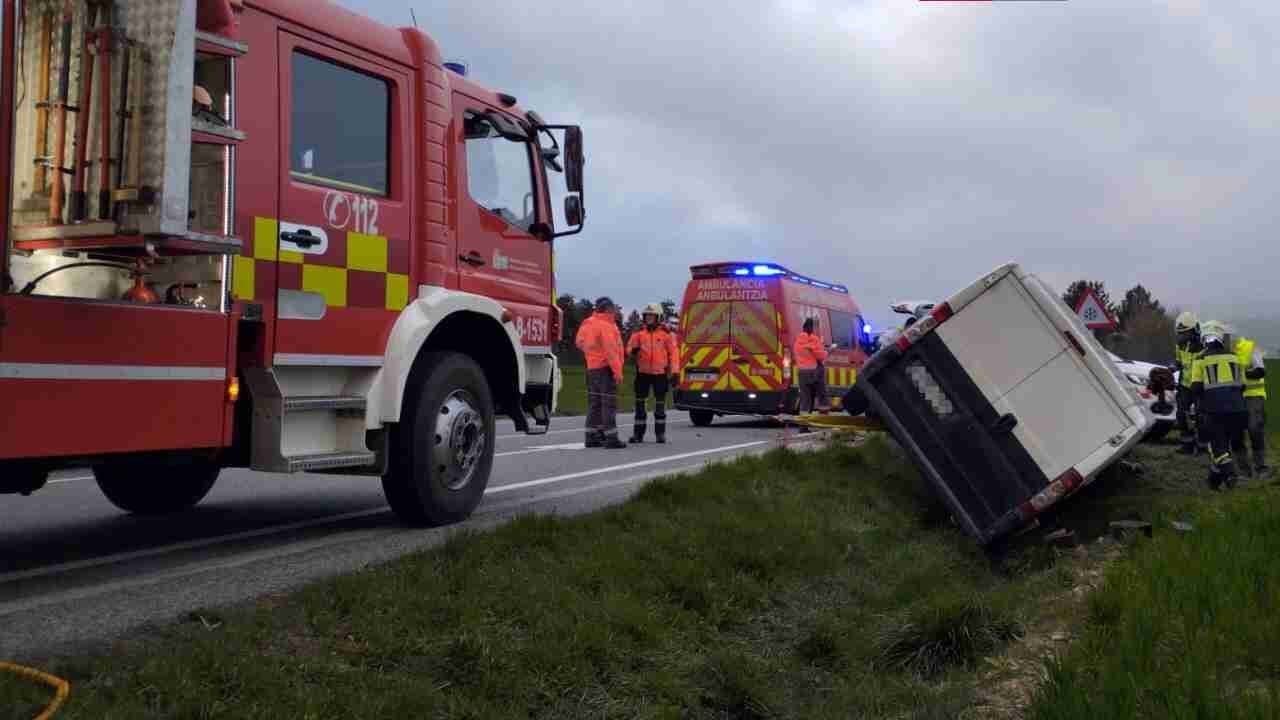 Dos heridos graves tras un accidente en Navarra: su furgoneta vuelca y choca contra una acequia