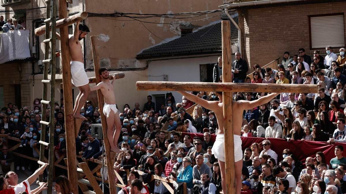 El pueblo de Navarra que revive la Pasión de Cristo con una cruz de más de 100 kilos este Viernes Santo