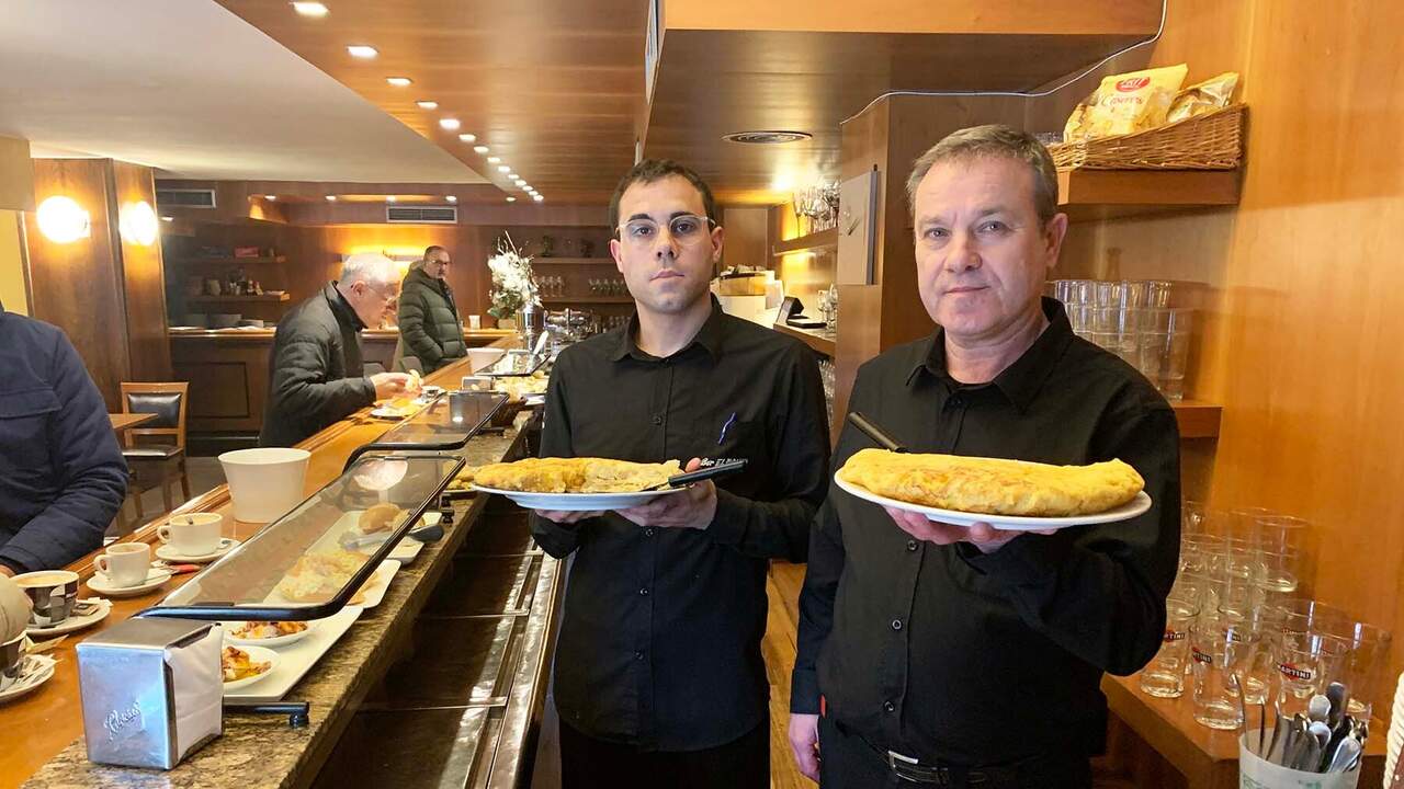 Las últimas tortillas de patata de Josean en un histórico bar de Pamplona que cierra: 