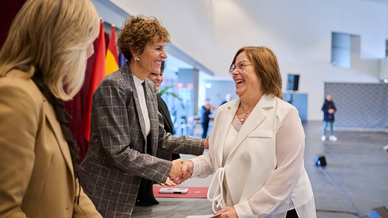 La presidenta de Navarra, Mar&iacute;a Chivite, preside el acto de homenaje a las personas empleadas de la Administraci&oacute;n Foral de Navarra jubiladas o fallecidas en 2025. PABLO LASAOSA