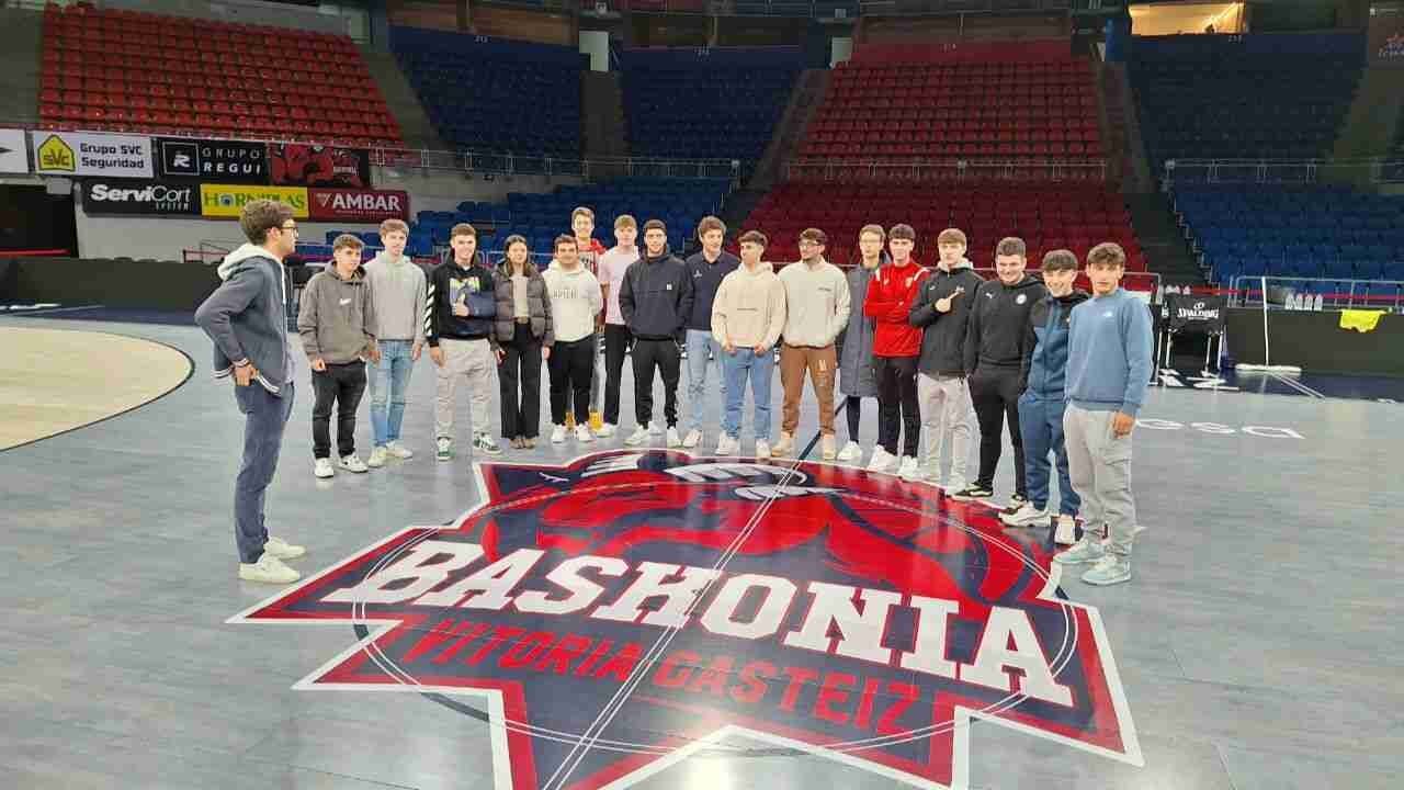 Alumnos del grado en Gestión Deportiva en el Buesa Arena. EUNEIZ