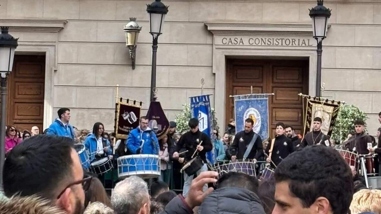 La tradición que no deja de crecer en Tudela: una hora de tambores ensordece la Plaza Vieja en plena Semana Santa