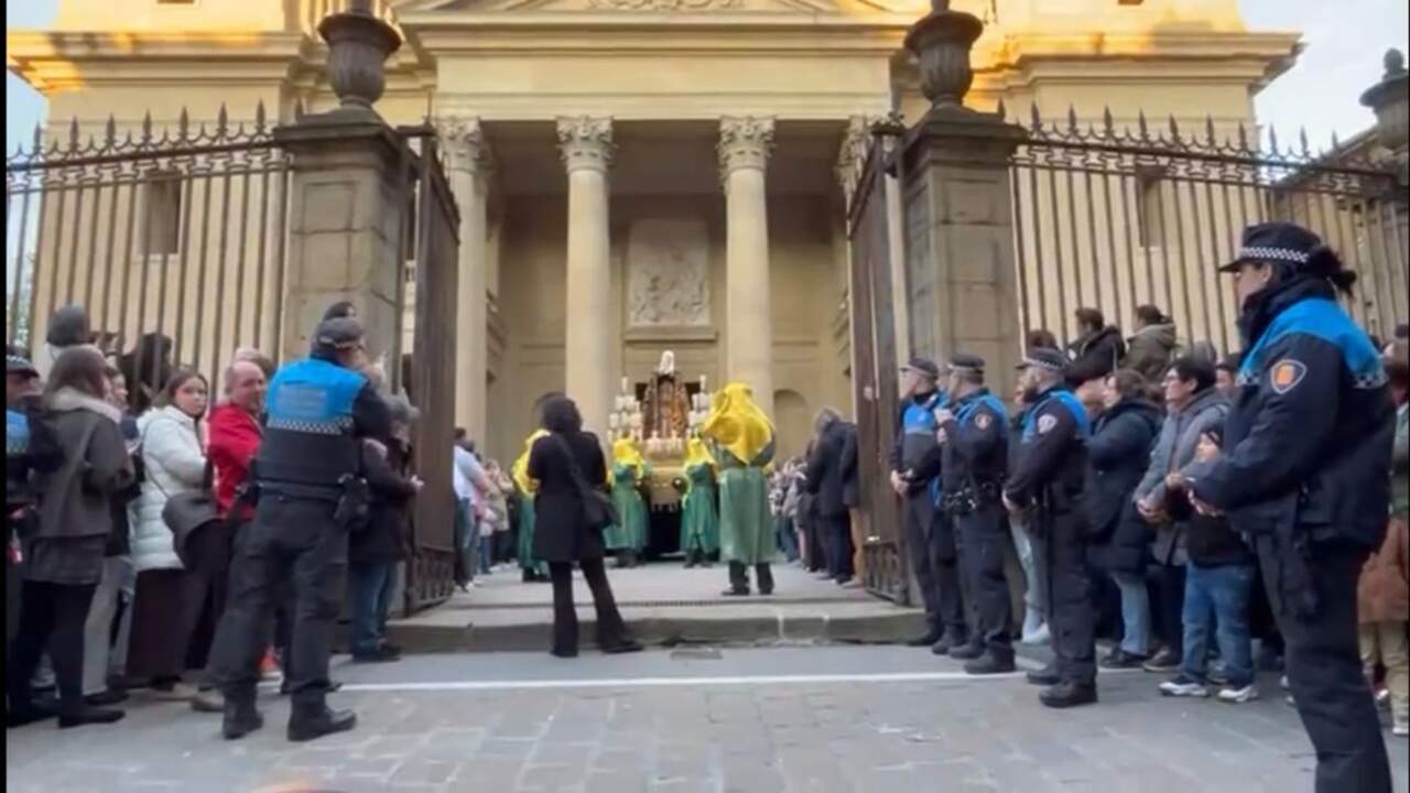 VÍDEO | La Dolorosa sale de la Catedral de Pamplona para la procesión del Santo Entierro este Viernes Santo