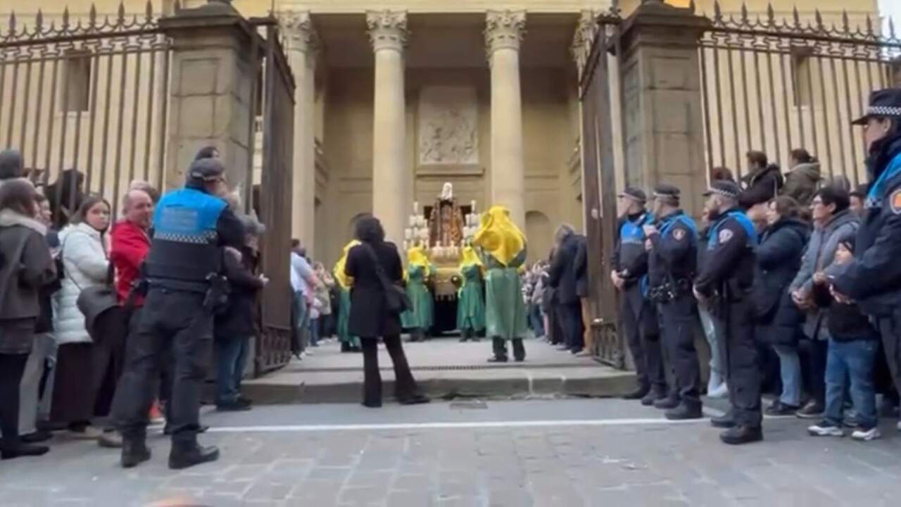 VÍDEO | La Dolorosa sale de la Catedral de Pamplona para la procesión del Santo Entierro este Viernes Santo