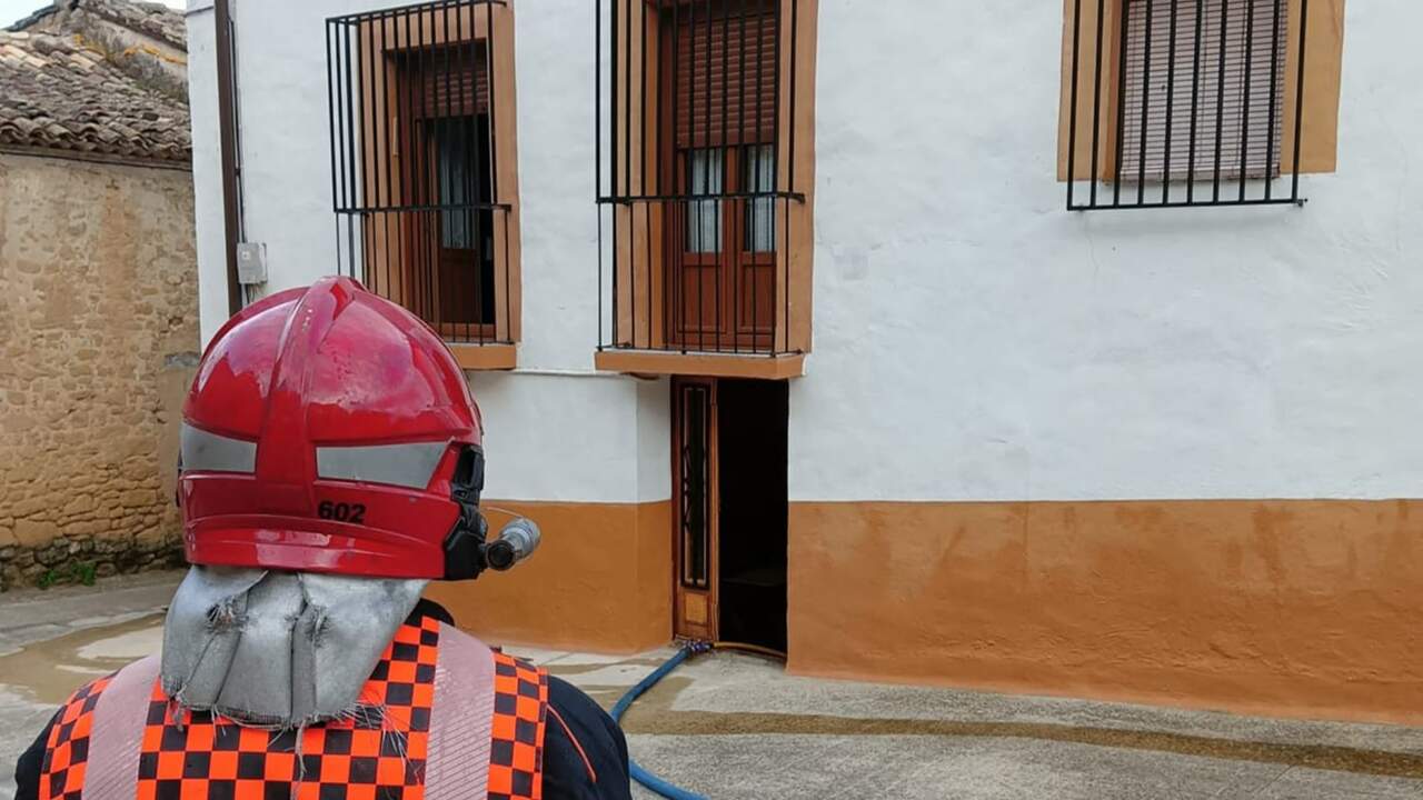 Bomberos y sanitarios intervienen en Villatuerta tras un incendio en una vivienda: una mujer trasladada al Hospital