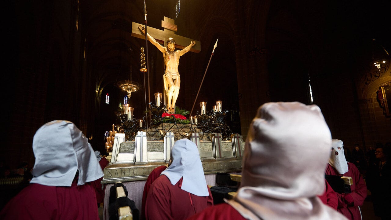 Miles de personas arropan en Pamplona la procesión del Santo Entierro que no pudo salir los dos últimos años