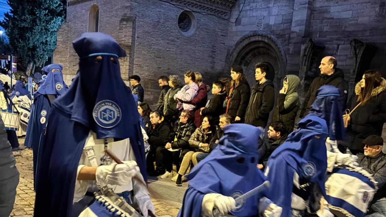 Tudela vive una de sus citas más esperadas con su procesión del Santo Entierro y miles de personas en el recorrido