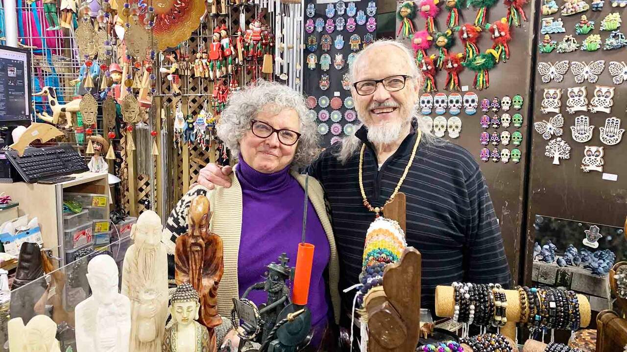 Margarita y José, en la última tienda hippie de Pamplona: “Cobro 700 euros con 51 años cotizados”