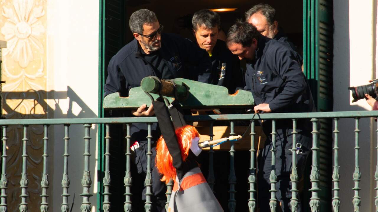 Tudela vive un Sábado Santo multitudinario con el Volatín y la sátira de Judas vestido de baliza V-16