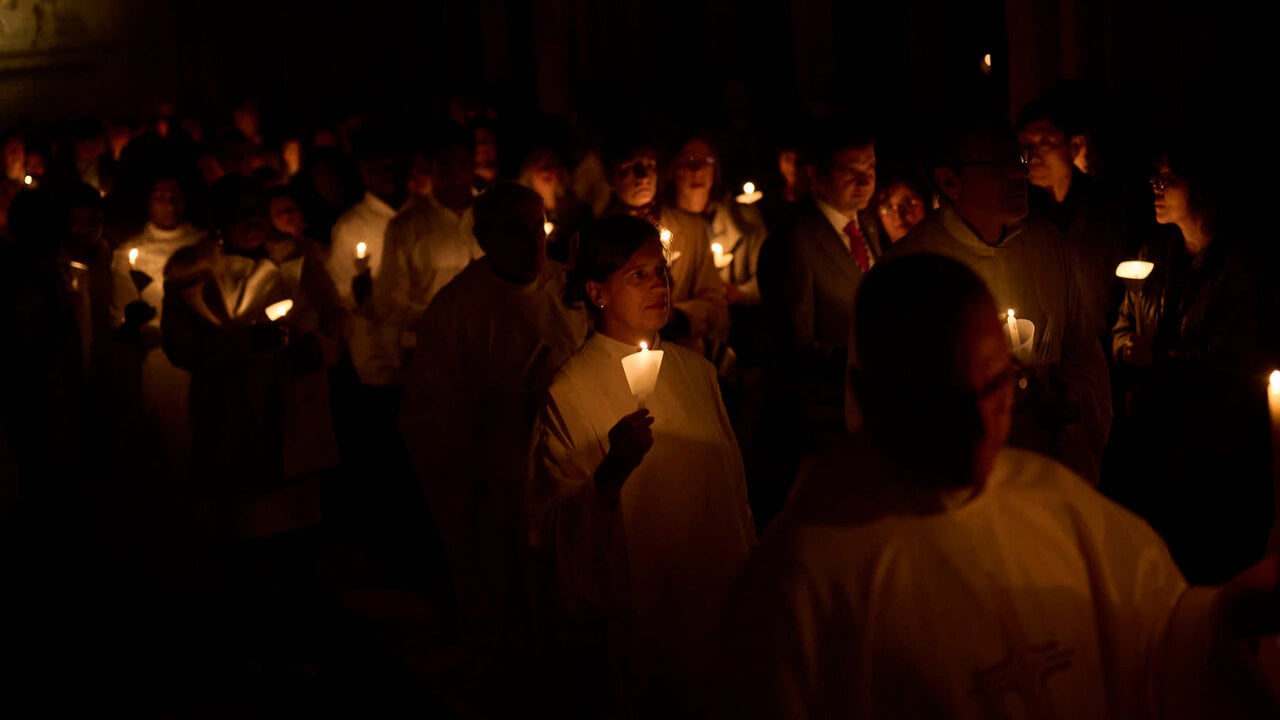 Vigilia Pascual en la Catedral de Pamplona durante la Semana Santa de 2026. PABLO LASAOSA
