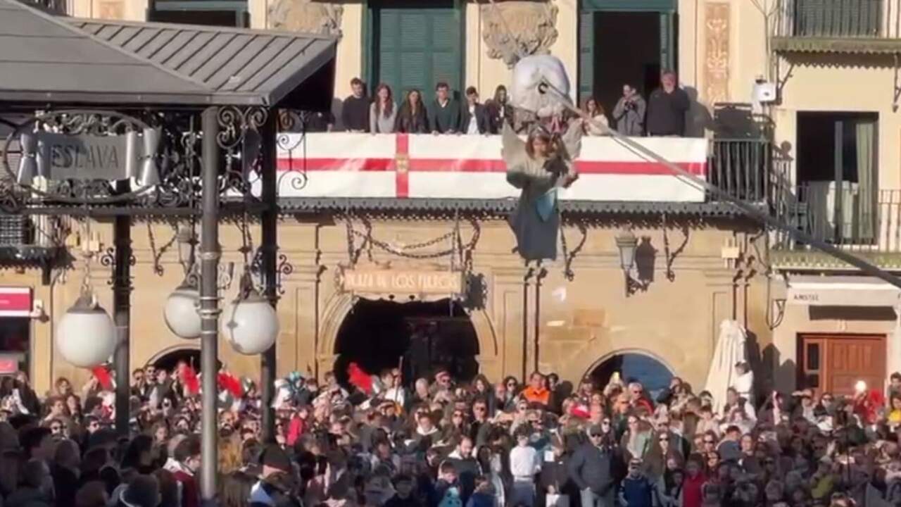 VÍDEO | Así ha sido la emocionante bajada del Ángel de Tudela con el himno de España protagonizada por una niña de 7 años