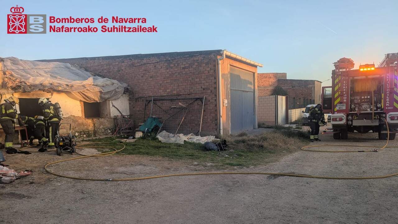 Un incendio en una casa de un pueblo de Navarra obliga a intervenir a varios servicios de emergencia