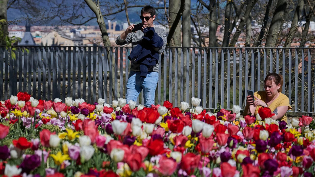 Del paraguas a los 27 grados: Navarra se prepara para un giro primaveral tras el lunes de lluvia y viento