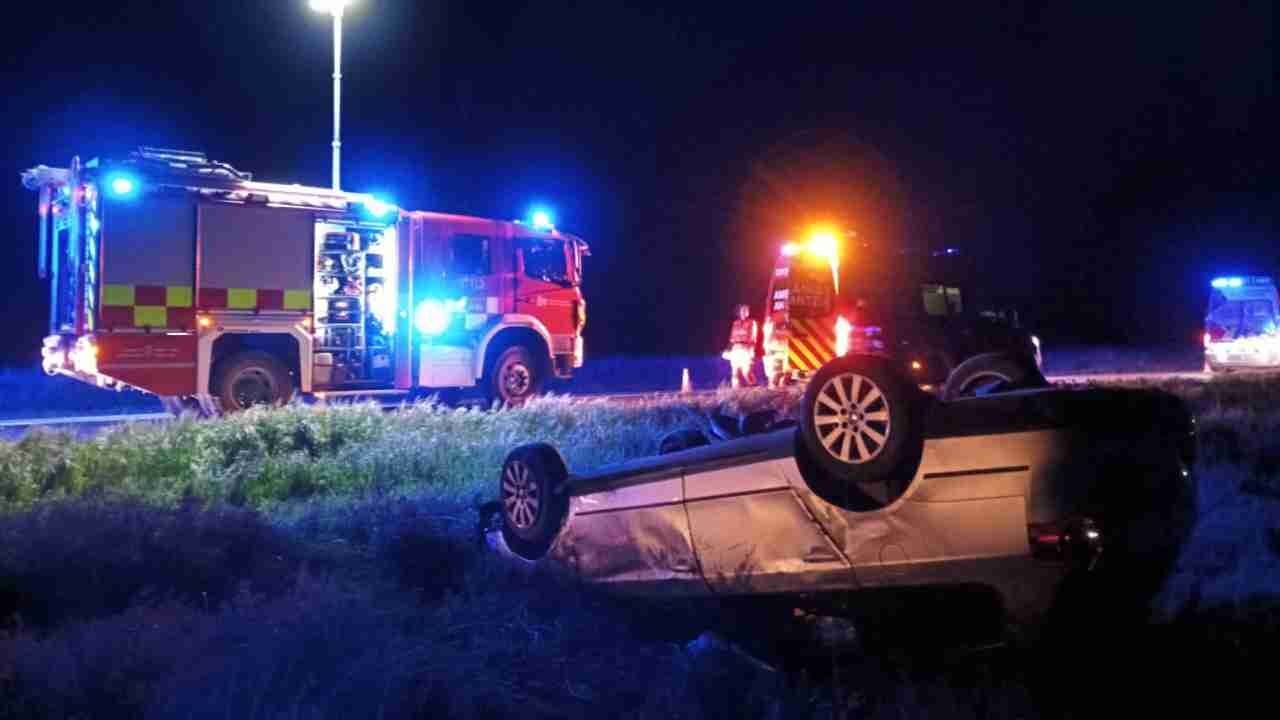 Accidente nocturno en la N-121: tres heridos, entre ellos dos menores, tras el vuelco de un coche en las Bardenas