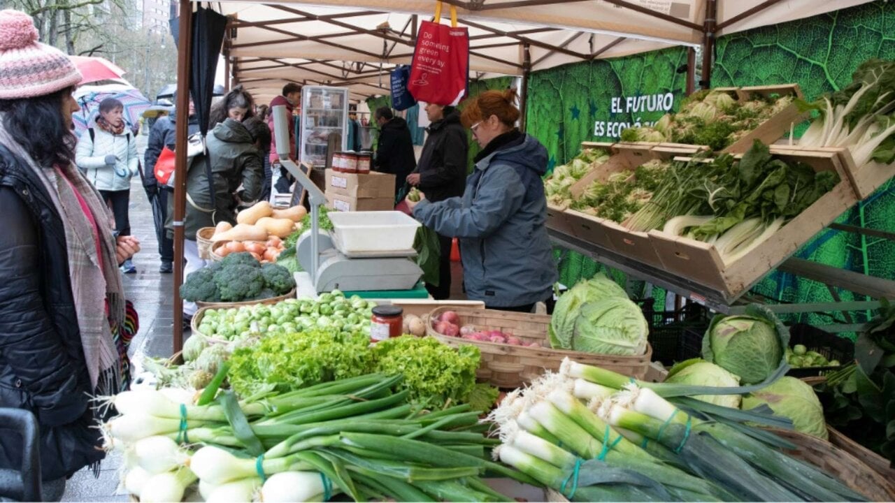 Pamplona llena el Bosquecillo de sabor y artesanía con un mercadillo en el que reinan el espárrago y la alcachofa