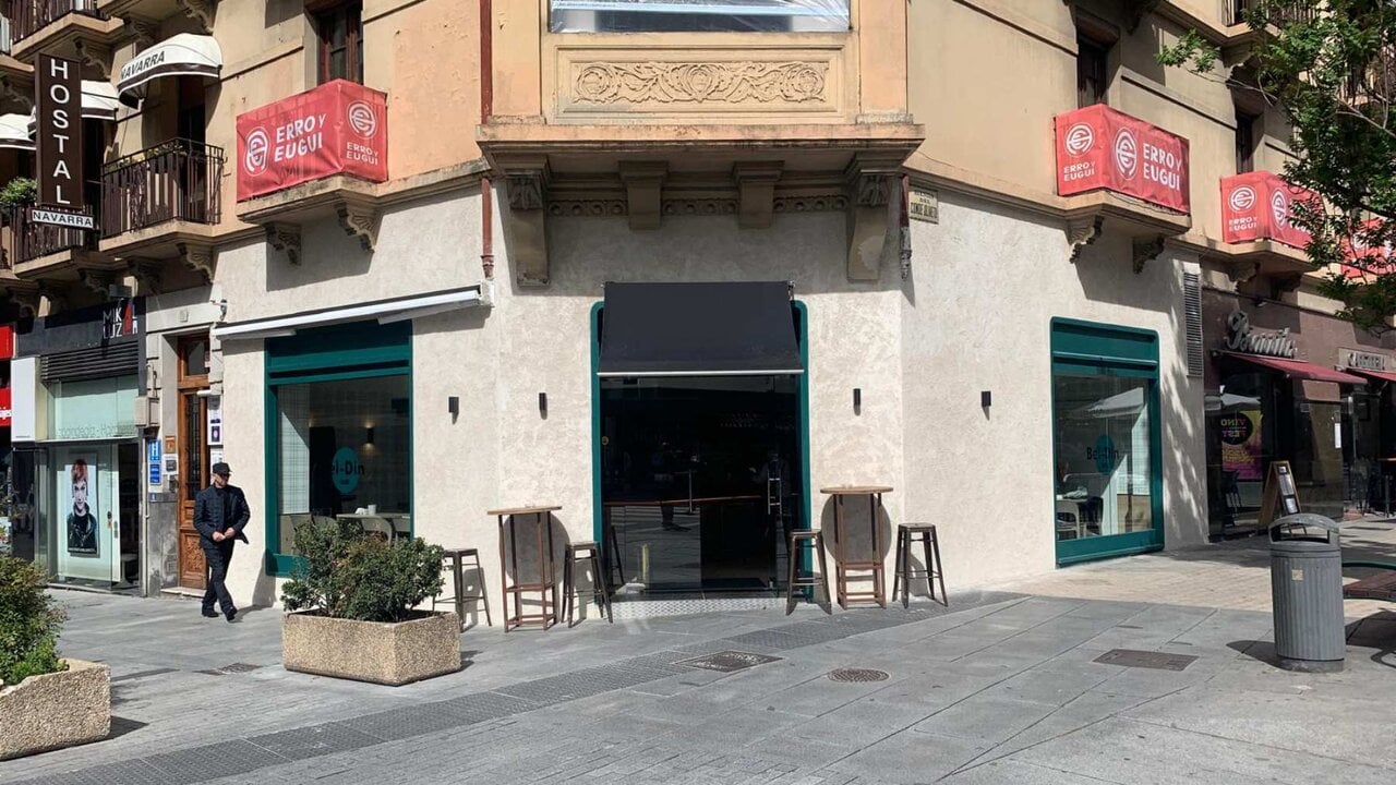 Fachada del bar Bel-Din en la esquina de la calle Tudela con la avenida Conde Oliveto en Pamplona. Navarra.com