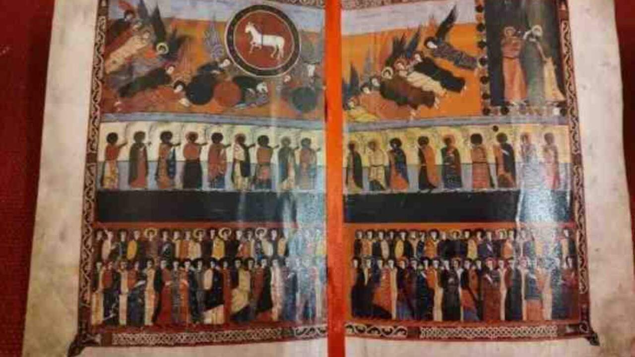 Una exposición en la Catedral de Pamplona descubre códices medievales únicos y una joya vinculada a los reyes