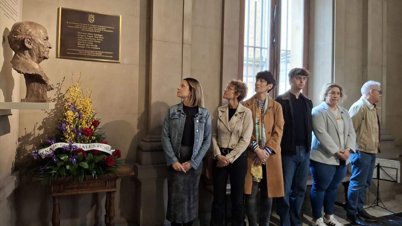 Chivite y los socialistas de Pamplona homenajean a las víctimas del 36 mientras sostienen al alcalde que blanquea a etarras