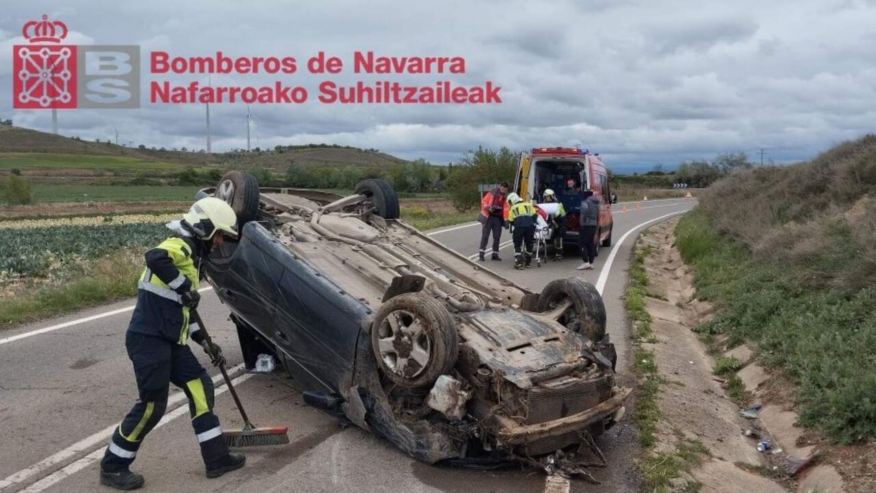 Un coche vuelca en Ablitas y su conductor, de 36 años, acaba en el hospital de Tudela con pronóstico reservado