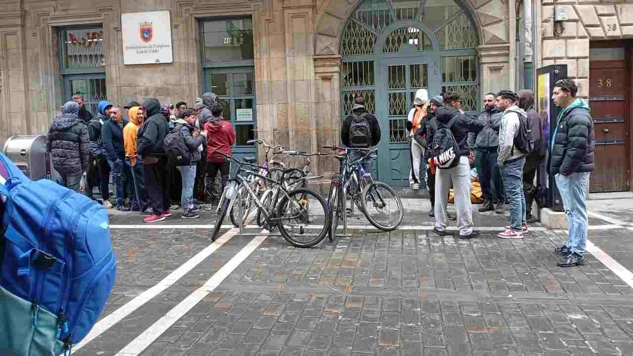 VÍDEO | Docenas de inmigrantes se agolpan ante Servicios Sociales en Pamplona tras ser desalojados de Aranzadi