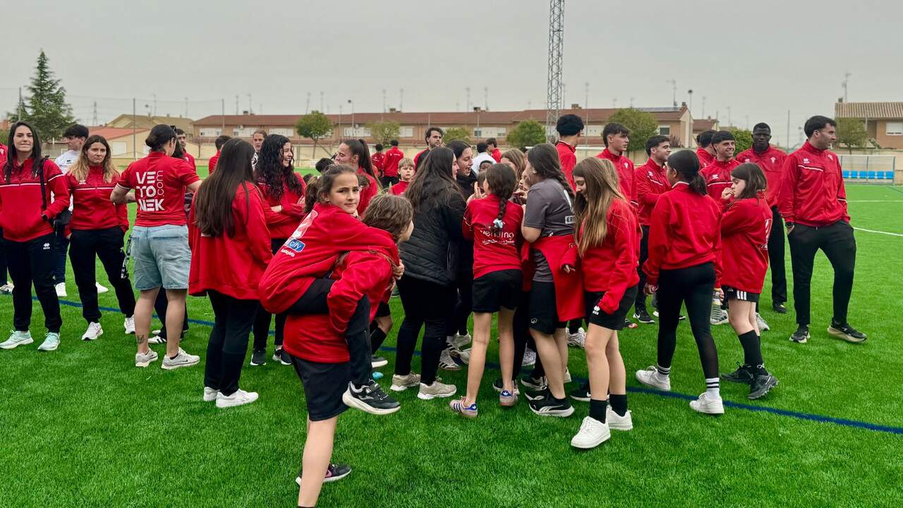Castejón inaugura su campo de fútbol tras renovar el césped artificial con una gran fiesta