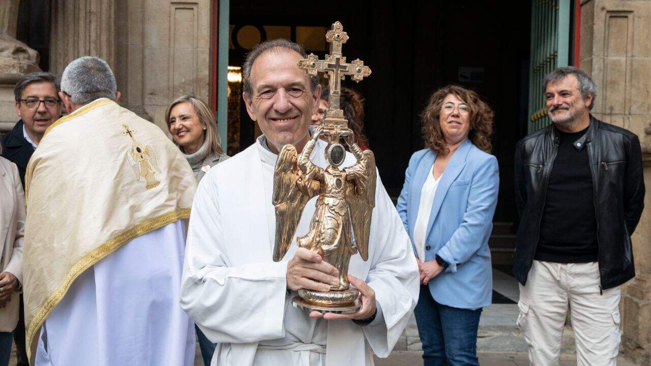 El Ángel de Aralar visita el Ayuntamiento de Pamplona en su tradicional recorrido por la ciudad