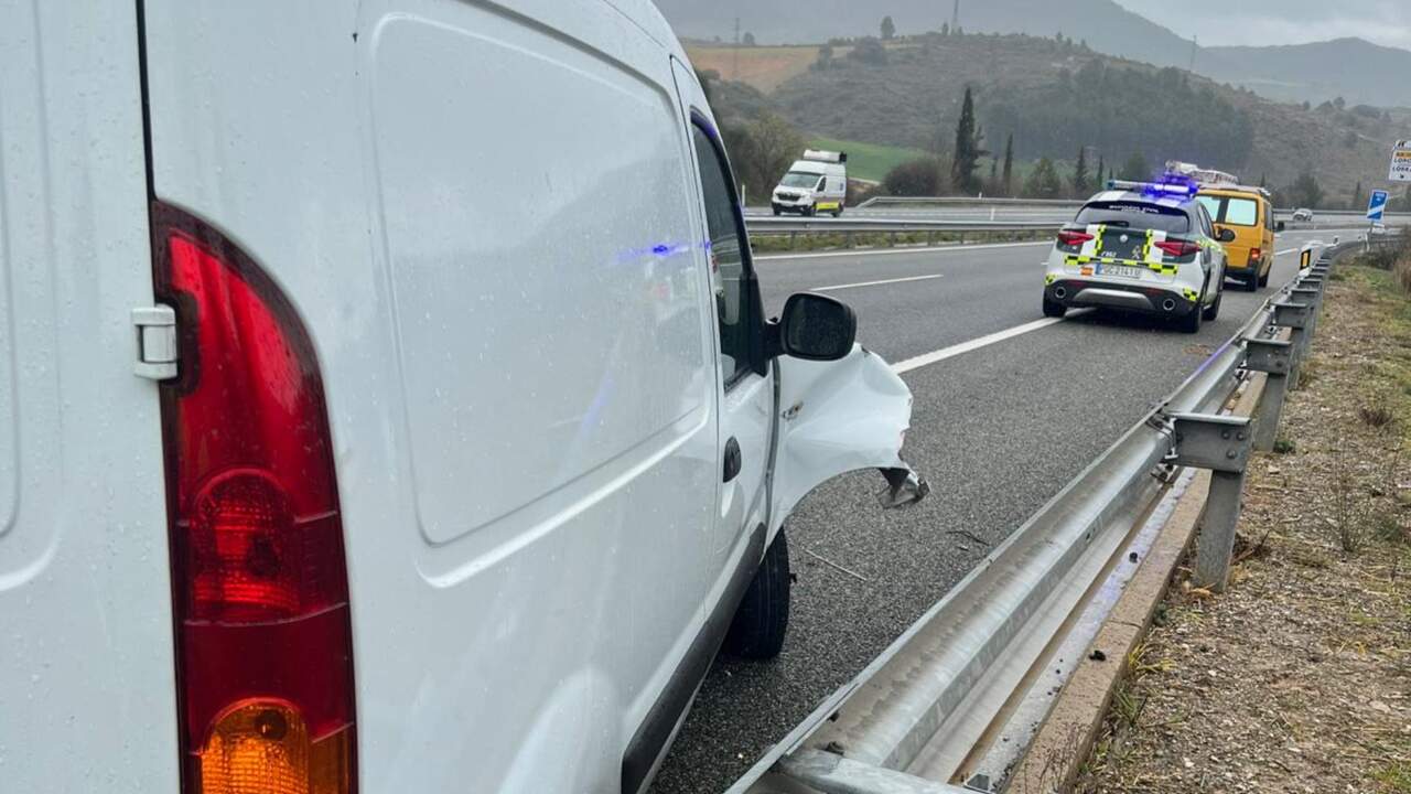 La Guardia Civil localiza en Navarra un coche escondido tras la fuga de un accidente con dos personas heridas