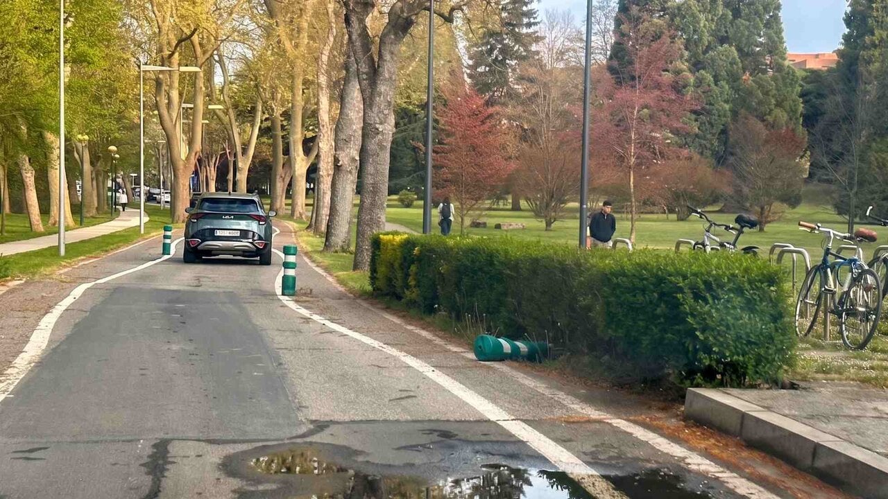 Los bolardos de Asiron ya están por los suelos en la carretera más polémica de Pamplona