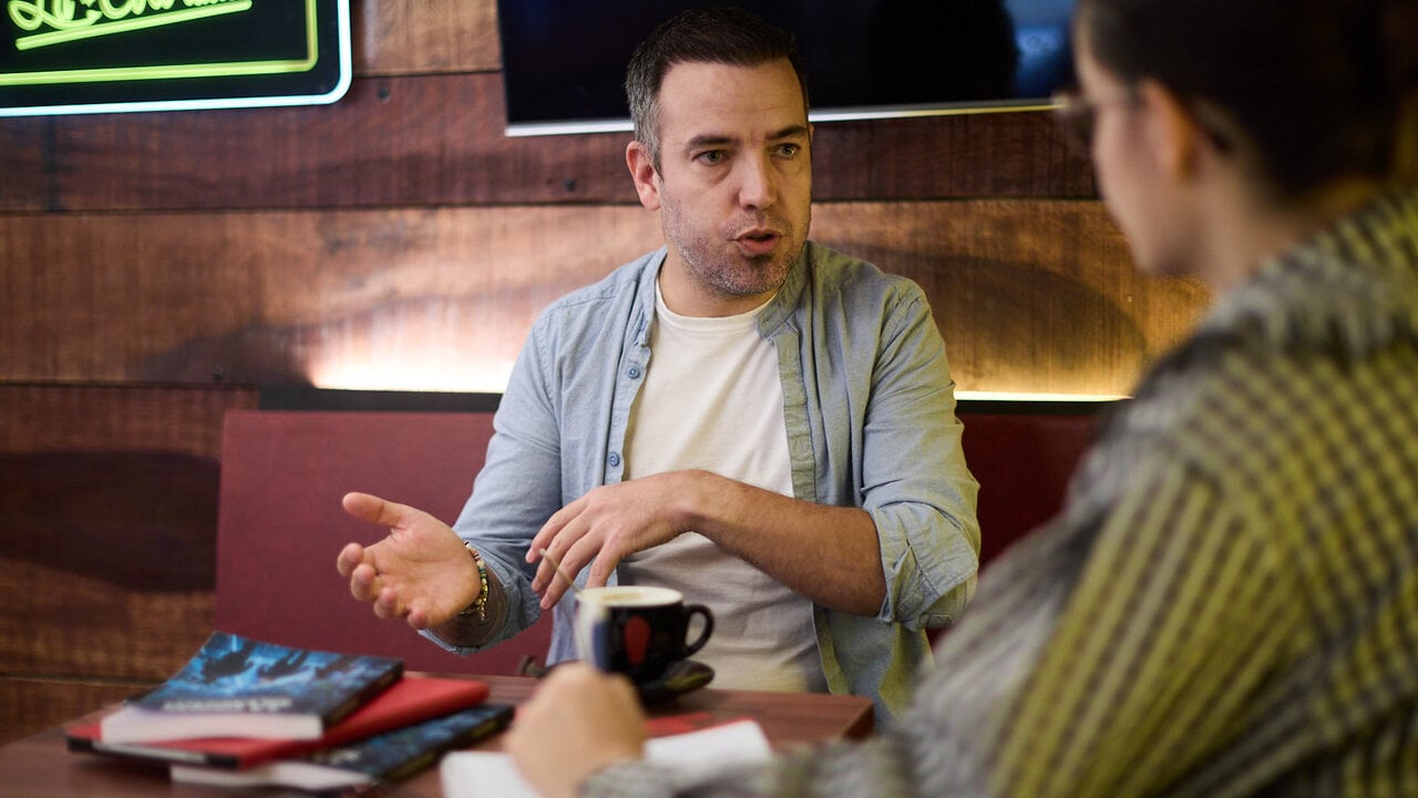 Paco Sánchez Aguilar, policía local que ha creado un videojuego para formar a los padres sobre los peligros de internet. IÑIGO ALZUGARAY