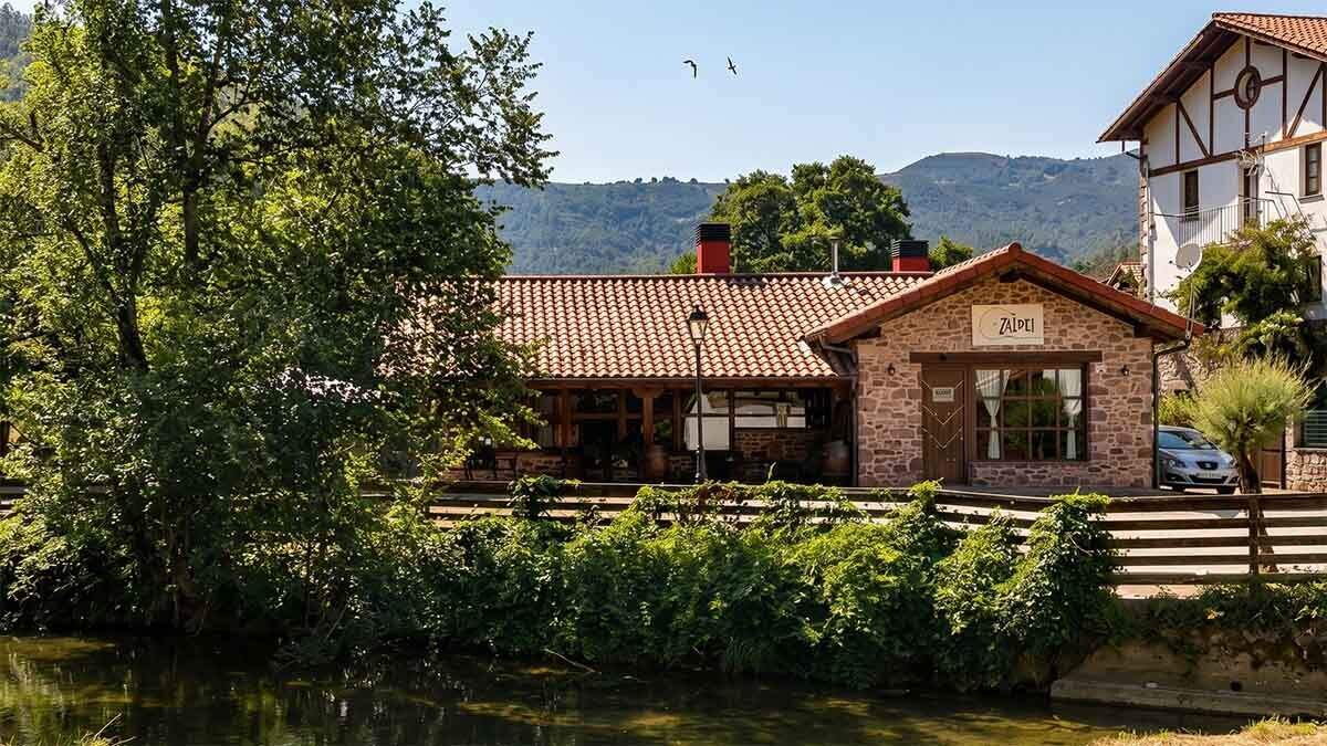 El restaurante de un pueblo de Navarra que conquista por su gorrín asado, los postres caseros y un entorno único