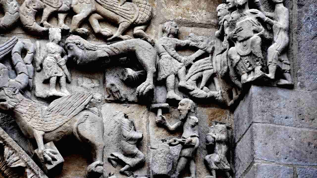 Detalle de la portada que muestra la leyenda de Sigurd. TURISMO DE NAVARRA