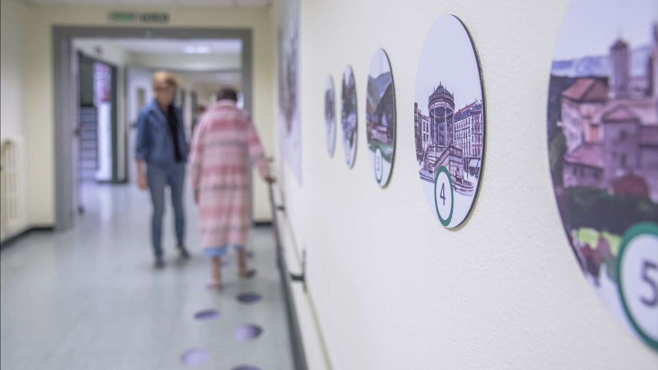 Un hospital de Navarra, premiado por transformar sus pasillos para ayudar a los mayores ingresados