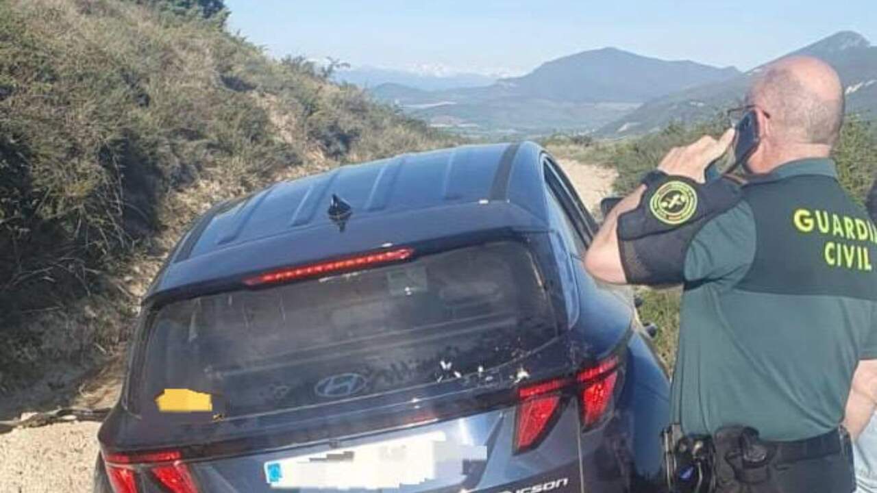 La Guardia Civil rescata en el alto del Perdón a dos turistas surcoreanos atrapados por el barro tras seguir el GPS