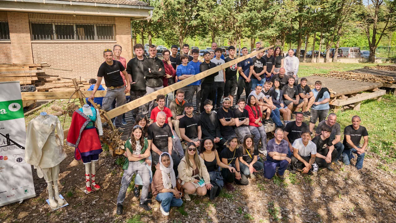La almadía fabricada por estudiantes de Pamplona que bajará el río Esca en Burgui