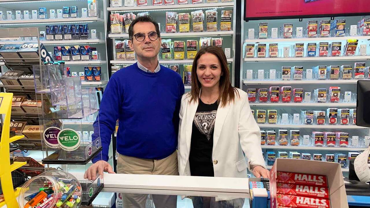 El estanquero de Pamplona que encuentra relevo después de 35 años de trabajo: 