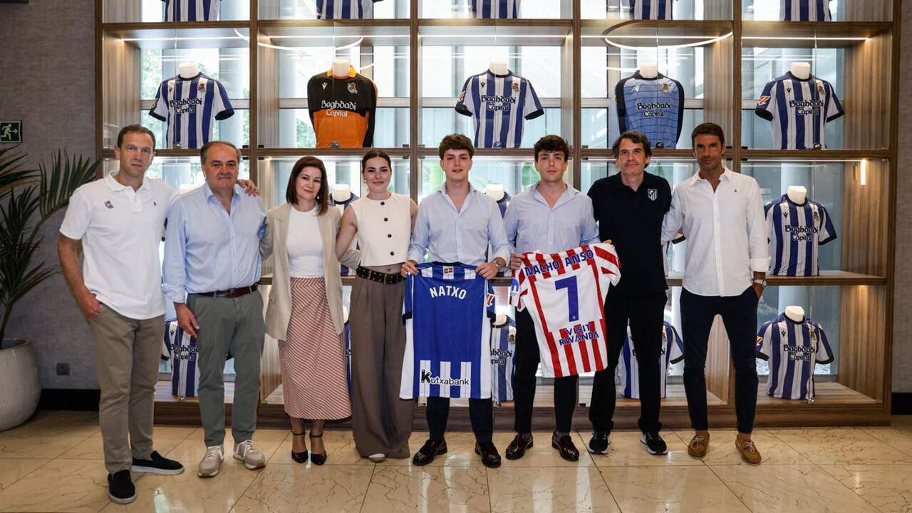 Emotivo homenaje de Real Sociedad y Atlético de Madrid al navarro Nacho Ansó en Sevilla