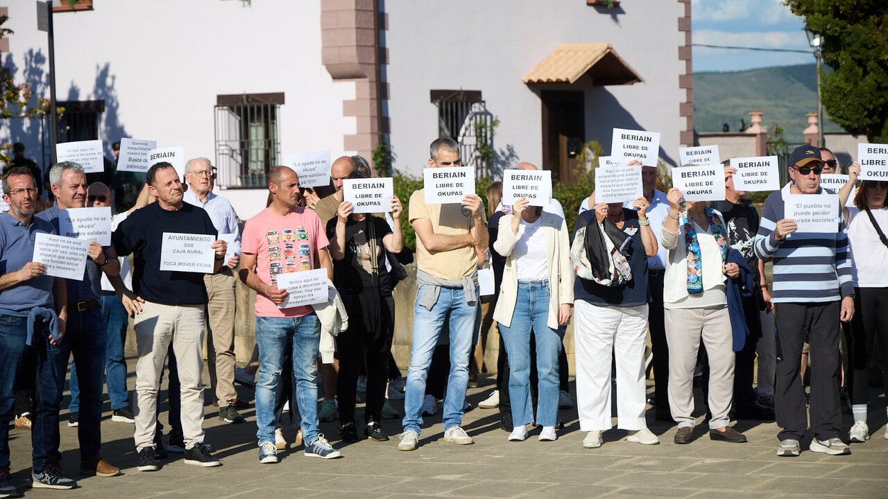 Concentraci&oacute;n vecinal en Beriain para denunciar la p&eacute;rdida de un recurso social esencial y reclamar soluciones ante la ocupaci&oacute;n de dos inmuebles del municipio. I&Ntilde;IGO ALZUGARAY